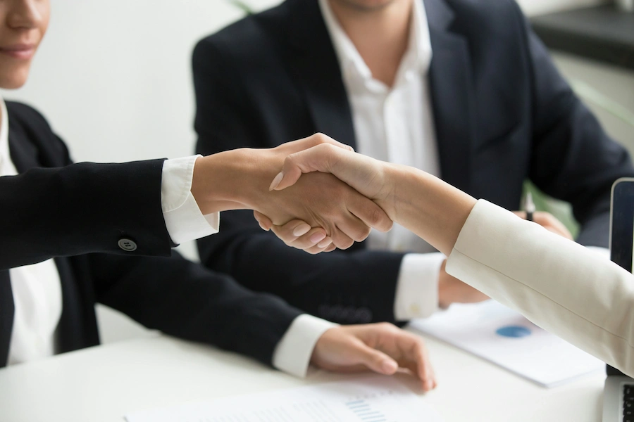 Une assistante digitale qui accepte une nouvelle mission pour un client.