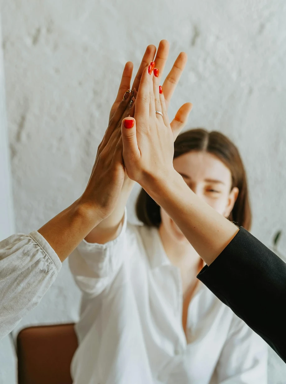 Une assistante digitale heureuse qui célèbre sa collaboration avec ses clients.