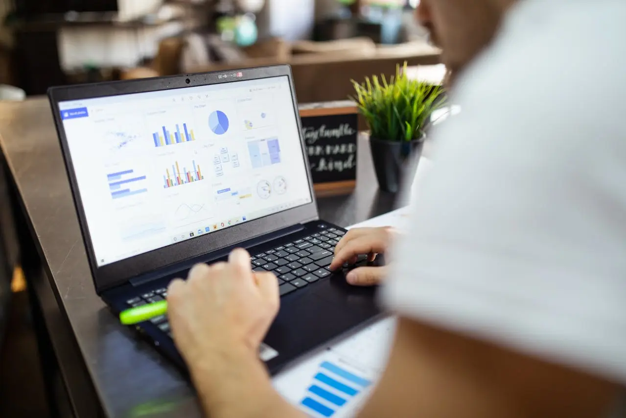 Une assistante digitale qui propose des services d'assistance administrative.