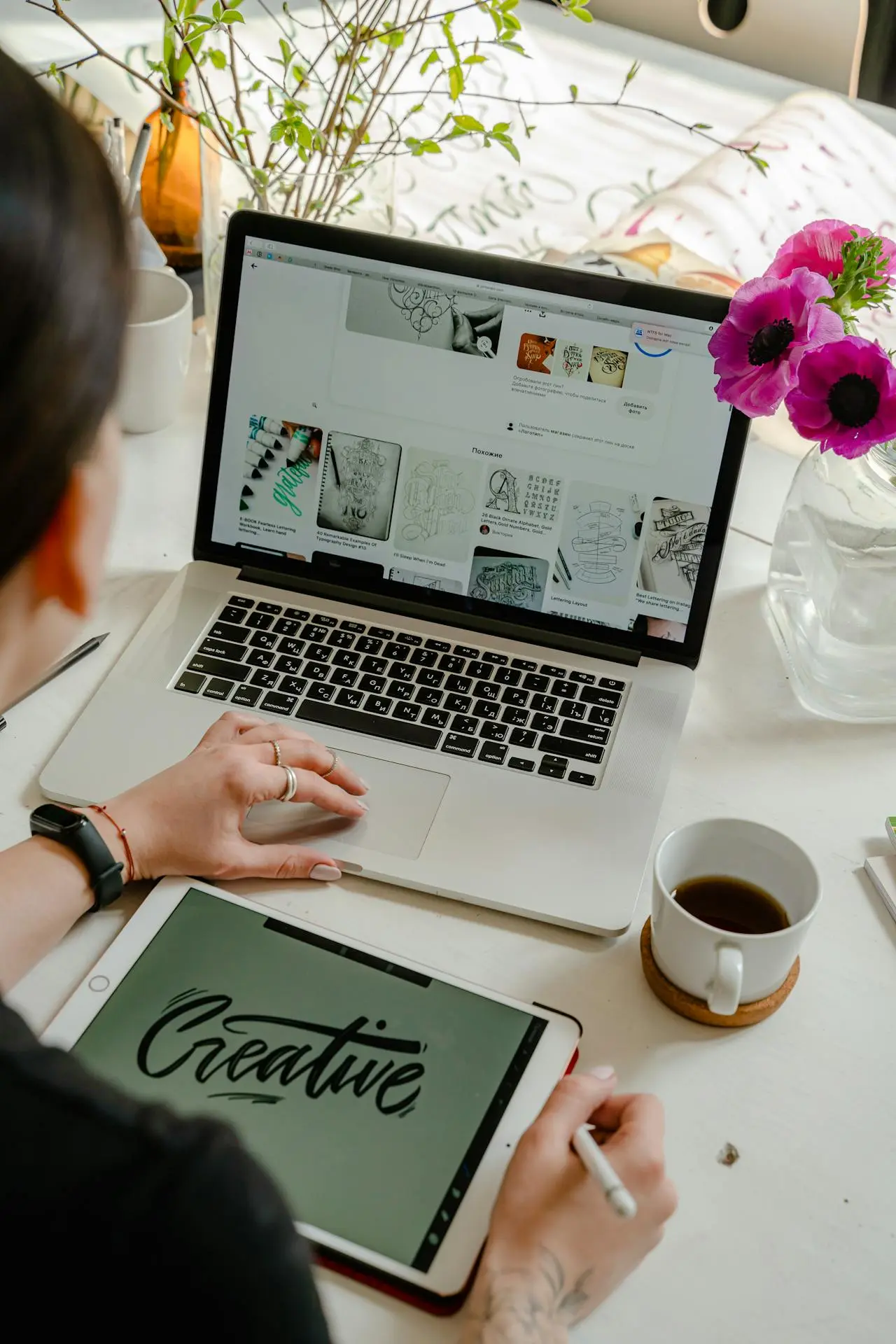 Une assistante digitale qui propose des services de graphisme.